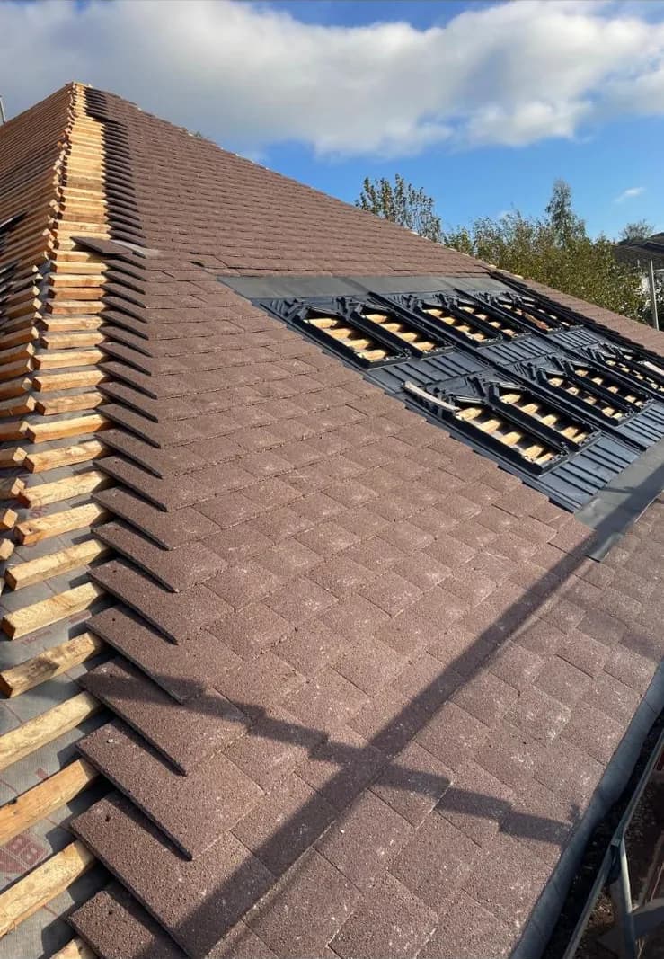 Roof part-tiled with an open section prepared for in-roof solar mounting